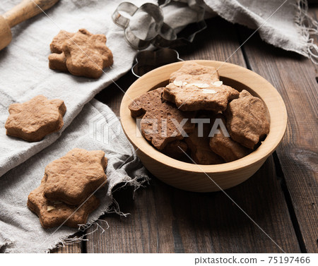 baked star shaped gingerbread cookies on a wooden table, 75197466