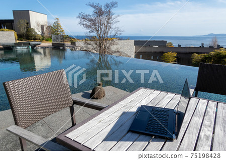 海景露台上的遠程工作圖像 75198428