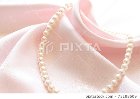Pearl necklace 75198609