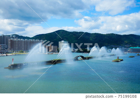 來自密歇根州大津港的琵琶湖花卉噴泉表演的視圖 來自密歇根州大津港的琵琶湖花卉噴泉表演的視圖 75199108