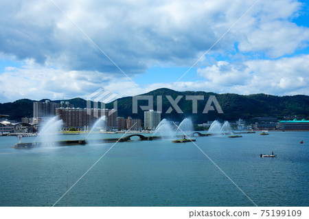 來自密歇根州大津港的琵琶湖花卉噴泉表演的視圖 75199109