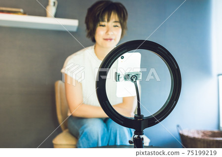 A woman who broadcasts live on her smartphone 75199219