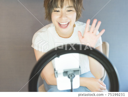 一個在她的智能手機上直播的女人 75199231