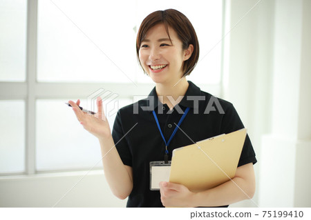 體育健身教練與粘結劑的形象 體育健身教練與粘結劑的形象 75199410