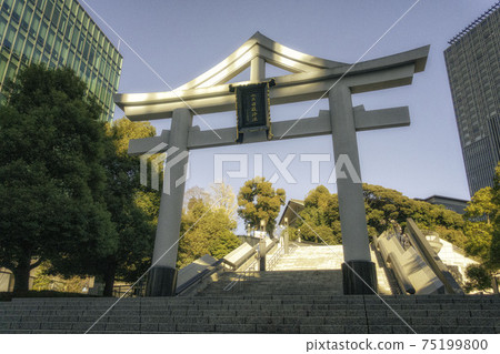 東京三重神社的三重鳥居和摩天大樓的風景 照片素材 圖片 圖庫