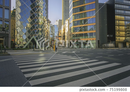 A view of the city of Sotobori-dori (Route 405) near Sannoshita (Hie Shrine entrance) in Tokyo. 75199808