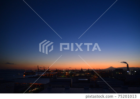 Evening view of Mt. Fuji and the factory as seen from Kawasaki Marien 75201013