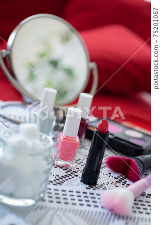紅色沙發和化妝品的形象 75201087