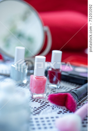 紅色沙發和化妝品的形象 75201092