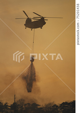 CH-47 Chinook helicopter Ground Self-Defense Force disaster dispatch fire extinguishing bucket wildfire sprinkling water discharge CH-47 Chinook helicopter Ground Self-Defense Force disaster dispatch fire extinguishing bucket wildfire sprinkling water discharge 75201438
