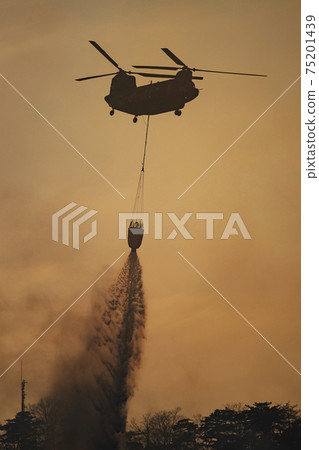 CH-47 Chinook helicopter Ground Self-Defense Force disaster dispatch fire extinguishing bucket wildfire sprinkling water discharge CH-47 Chinook helicopter Ground Self-Defense Force disaster dispatch fire extinguishing bucket wildfire sprinkling water discharge 75201439