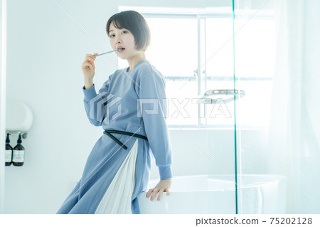 女人做牙刷 女人做牙刷 75202128