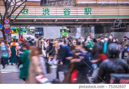 日本的東京都市風景在緊急狀態下。威脅人群。它不再與正常時間不同。變異威脅... = 3月5日 75202607