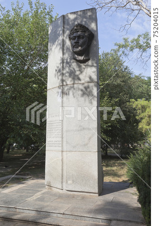 Monument to David Karayev in the garden named after Karaev in the city of Evpatoria 75204015