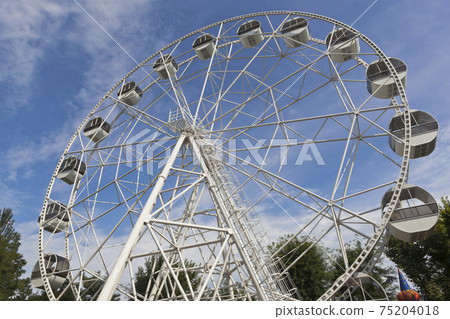 Ferris wheel in the garden named after Karaev in the resort town of Evpatoria 75204018