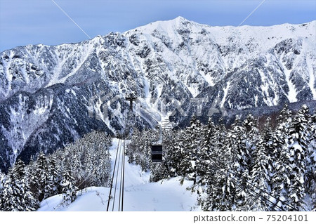 霞岳和新穗高索道的雪景 75204101