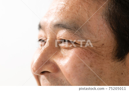 Eye image middle-aged man 75205011