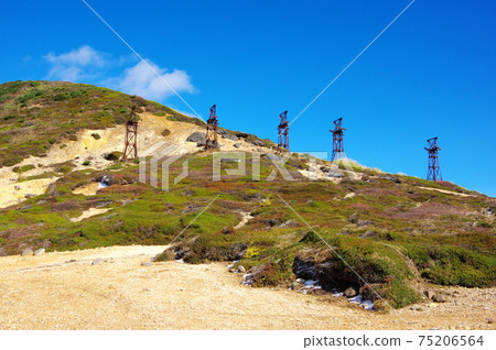 在mounashi Pass 長野縣和群馬縣 留下的索道廢墟的鐵塔 照片素材 圖片 圖庫