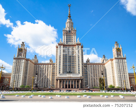 view of Main Building of University with square 75207152