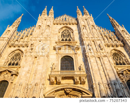 facade of Milan Cathedral at sunset 75207343