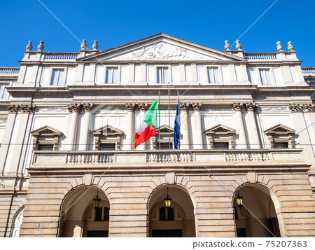 facade of opera house Teatro alla Scala a Milano facade of opera house Teatro alla Scala a Milano 75207363