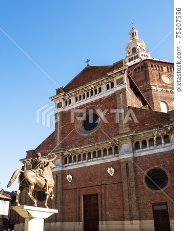facade of Duomo di Pavia and monument Regisole 75207556
