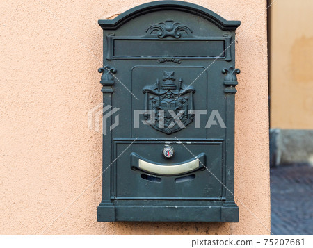 old postbox on wall of urban house in Lecco 75207681