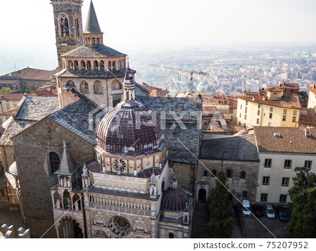 above view of Piazza Duomo and Basilica in Bergamo above view of Piazza Duomo and Basilica in Bergamo 75207952