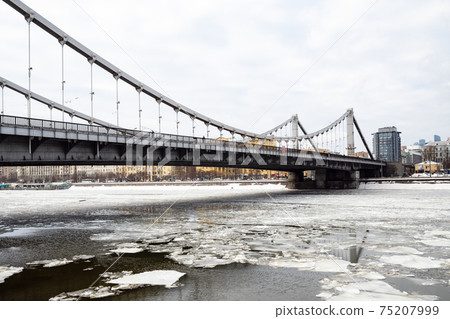 view of Krymsky Bridge over Moskva River in winter 75207999