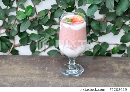 strawberry yogurt smoothie, berry smoothie 75208619