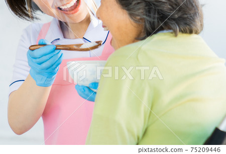 戴著手套和麵罩的膳食協助 75209446