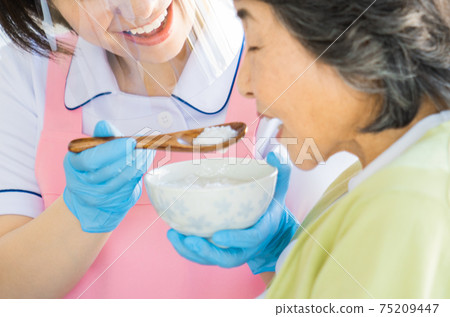 戴著手套和麵罩的膳食協助 75209447