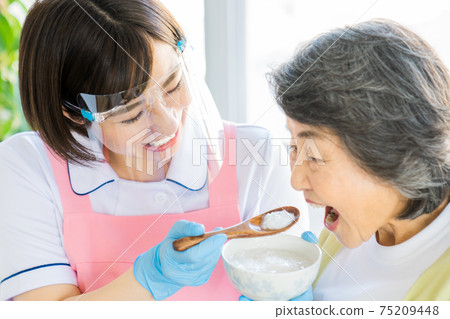 Meal assistance with gloves and face guard Meal assistance with gloves and face guard 75209448