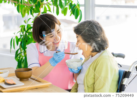 Meal assistance with gloves and face guard Meal assistance with gloves and face guard 75209449