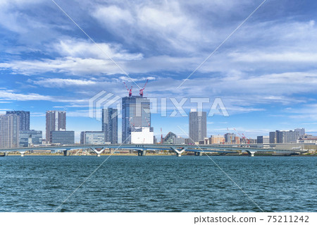 [Toyosu, Tokyo] Harumibashi Park and Urban Dock LaLaport Toyosu in the background of Toyosu Ohashi Bridge. 75211242