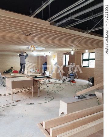 在學校,教室,建築,室內,木材,木工中 在學校,教室,建築,室內,木材,木工中 75211653