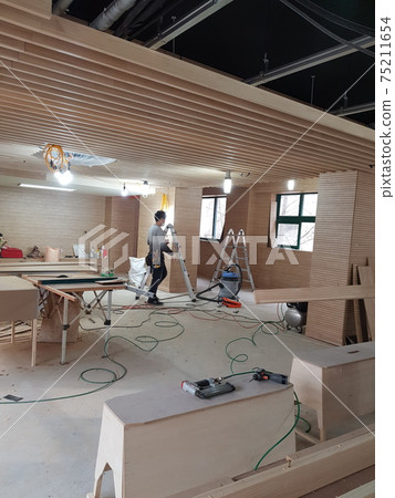 在學校,教室,建築,室內,木材,木工中 在學校,教室,建築,室內,木材,木工中 75211654
