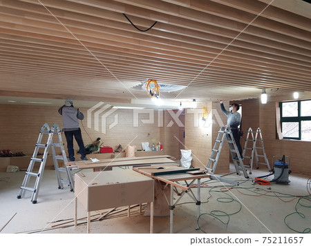 在學校，教室，建築，室內，木材，木工中 75211657