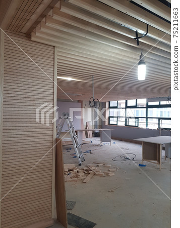 在學校,教室,建築,室內,木材,木工中 在學校,教室,建築,室內,木材,木工中 75211663