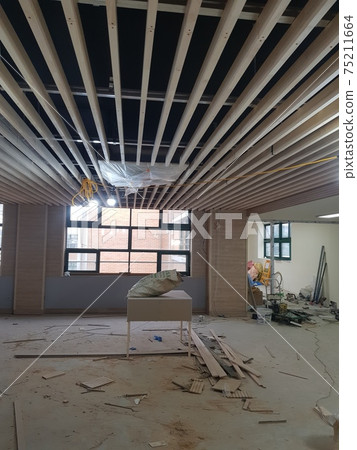 在學校，教室，建築，室內，木材，木工中 75211664