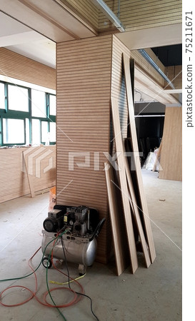 在學校,教室,建築,室內,木材,木工中 在學校,教室,建築,室內,木材,木工中 75211671