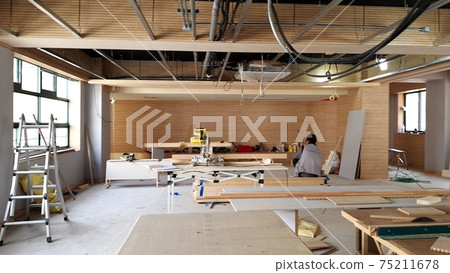 在學校,教室,建築,室內,木材,木工中 在學校,教室,建築,室內,木材,木工中 75211678