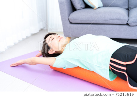 放鬆在拉伸桿上的中年女人 放鬆在拉伸桿上的中年女人 75213619
