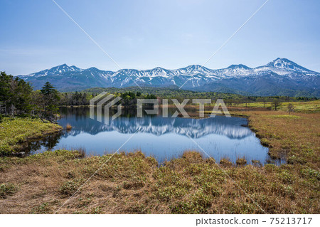 知床五湖和知床山脈 知床五湖和知床山脈 75213717
