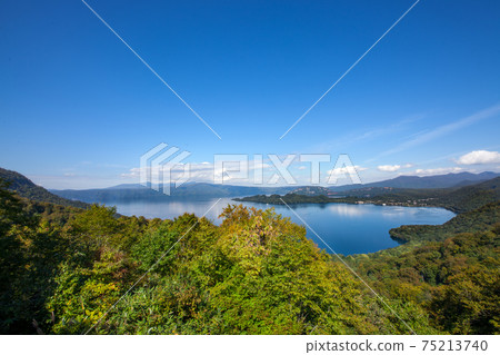 美麗的藍天和十和田湖風光 美麗的藍天和十和田湖風光 75213740