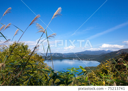 美麗的藍天和十和田湖風光 美麗的藍天和十和田湖風光 75213741