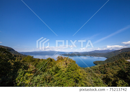 美麗的藍天和十和田湖風光 美麗的藍天和十和田湖風光 75213742