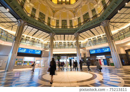 [Tokyo] February, office worker rushing home << Commuting scenery at Tokyo Station >> 75213811