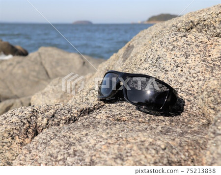 Protect your eyes from UV rays Protect your eyes from UV rays 75213838