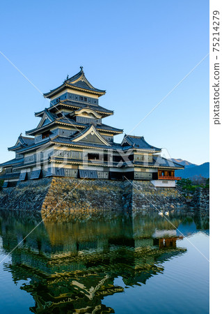 Matsumoto Castle at dawn Matsumoto Castle at dawn 75214279